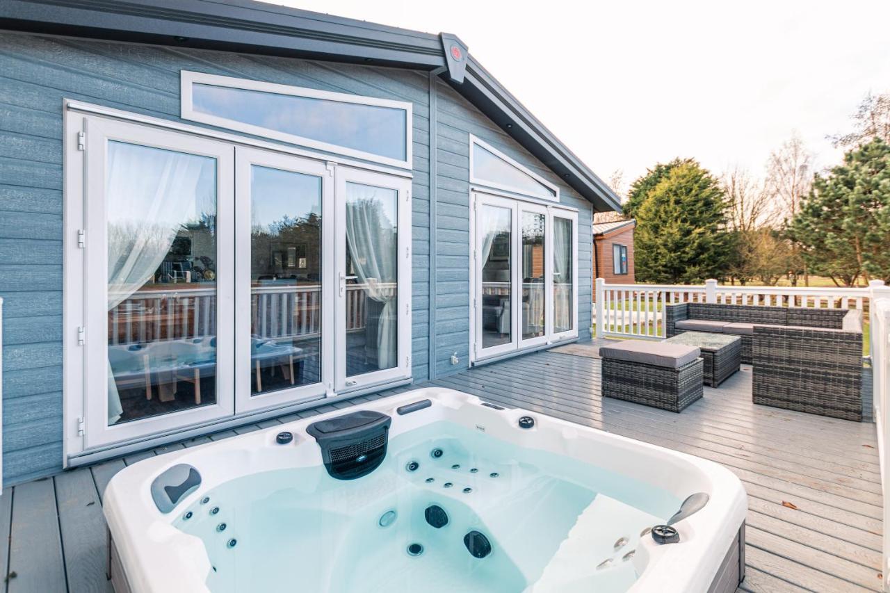 Sutton Lodge With Hot Tub York Exterior photo